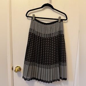 Club Monaco pleated side zip chiffon skit size 4